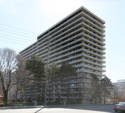 8111 Yonge St in Markham, ON - Building Photo - Building Photo