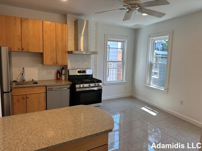 12 Boston St, Unit 3 in Boston, MA - Foto de edificio - Building Photo