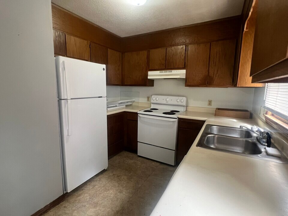 3208 Crestwood Dr, Unit A in Kinston, NC - Foto de edificio