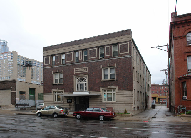 608 9th St S in Minneapolis, MN - Foto de edificio - Building Photo