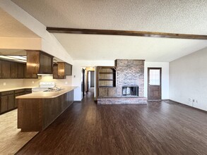 9821 Larkspur Ln in Oklahoma City, OK - Foto de edificio - Building Photo