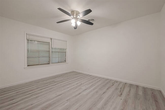 property at 715 W 9th St