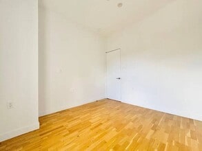 Furnished room/NOT APARTMENT in Brooklyn, NY - Foto de edificio - Building Photo