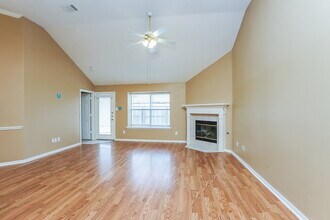 814 Courtside Dr W in League City, TX - Building Photo - Building Photo