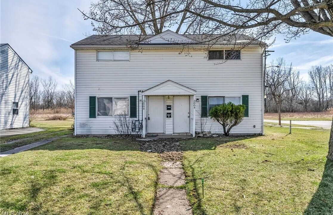 3004-3006 Cromwell Dr in Lorain, OH - Building Photo