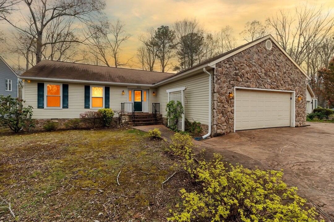 205 Fairway Dr in Locust Grove, VA - Building Photo