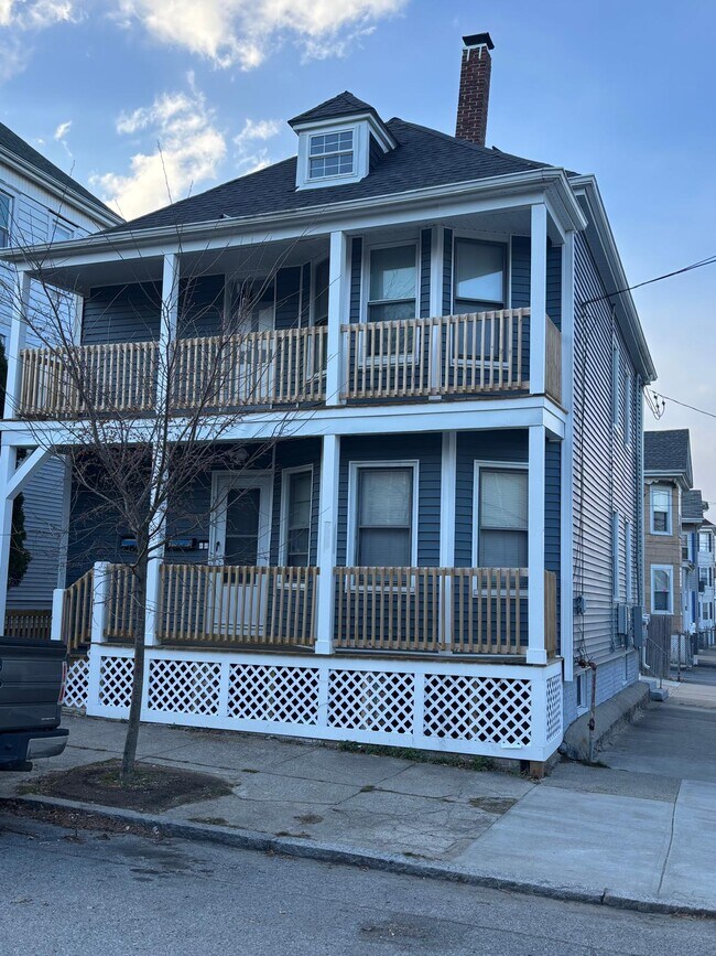 131 David St, Unit 131 David St 2nd Fl in New Bedford, MA - Building Photo - Building Photo