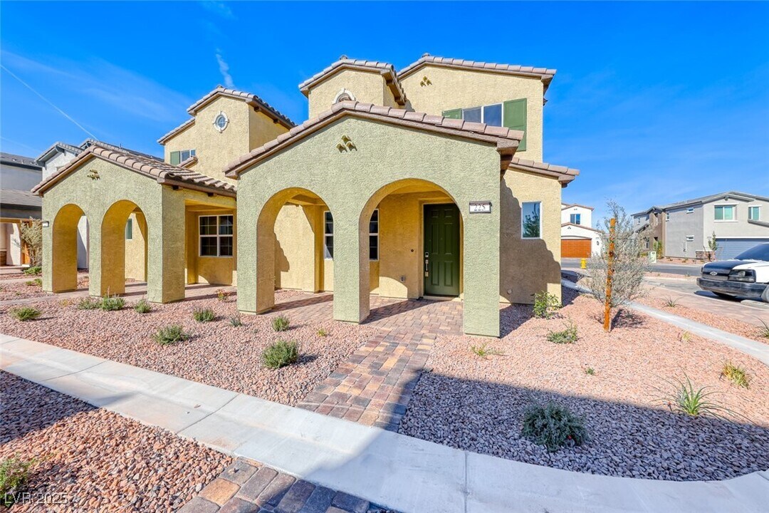 225 Vanhoy Ave in Henderson, NV - Building Photo