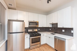 665 W Wrightwood Ave, Unit 640 in Chicago, IL - Building Photo - Building Photo
