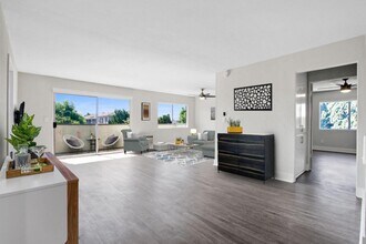 Palm Capri Apartments in Burbank, CA - Foto de edificio - Building Photo