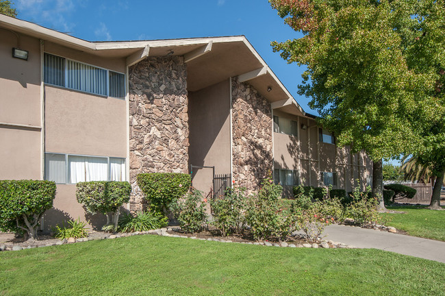 Hillsdale Village in Sacramento, CA - Foto de edificio - Building Photo