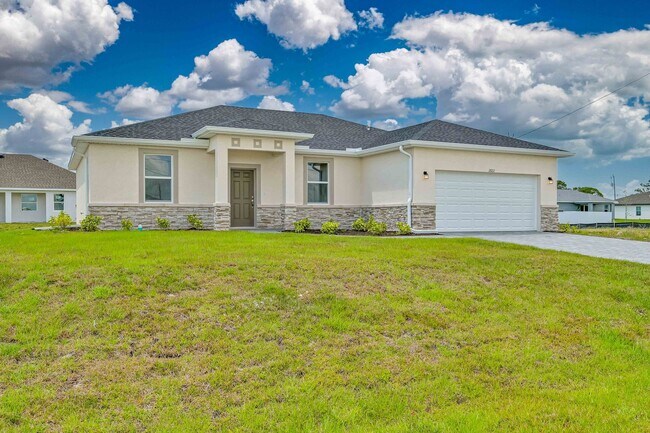 2822 NW 18th Pl in Cape Coral, FL - Building Photo - Building Photo