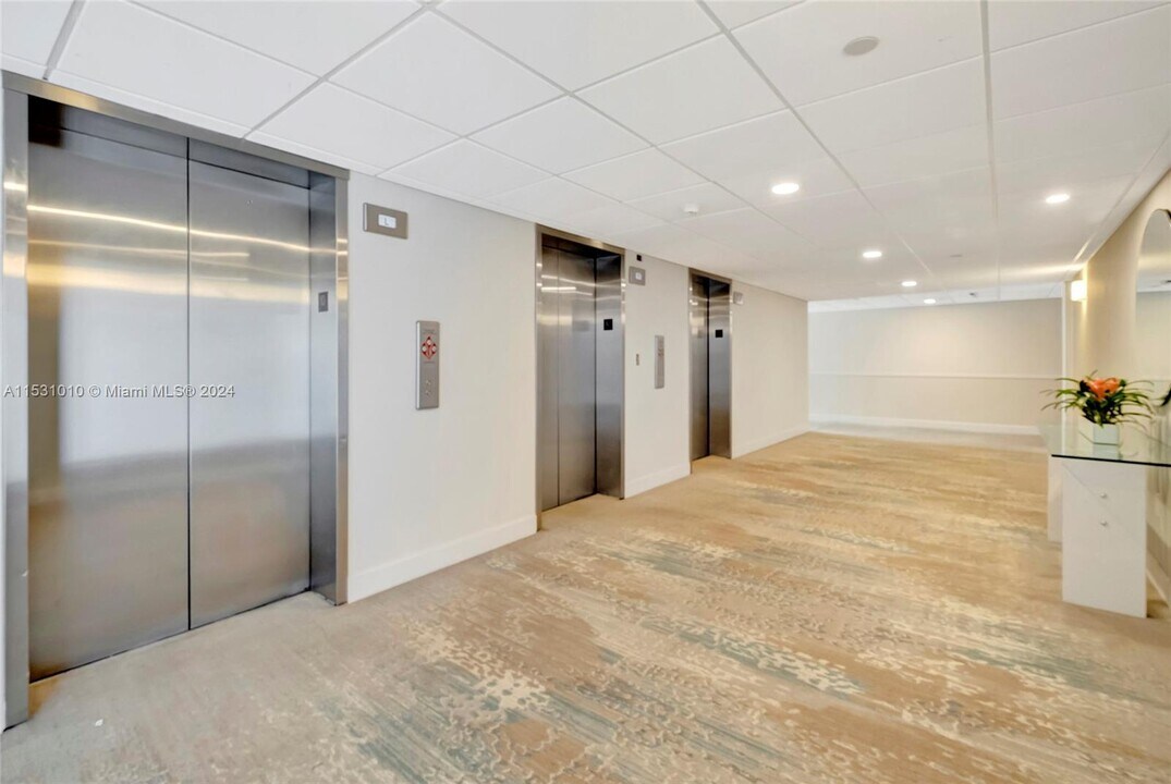 155 Ocean Ln Dr, Unit 1006 in Key Biscayne, FL - Foto de edificio