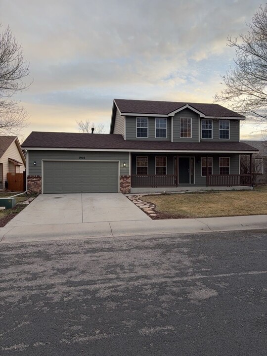 1910 Crestview Dr in Johnstown, CO - Foto de edificio