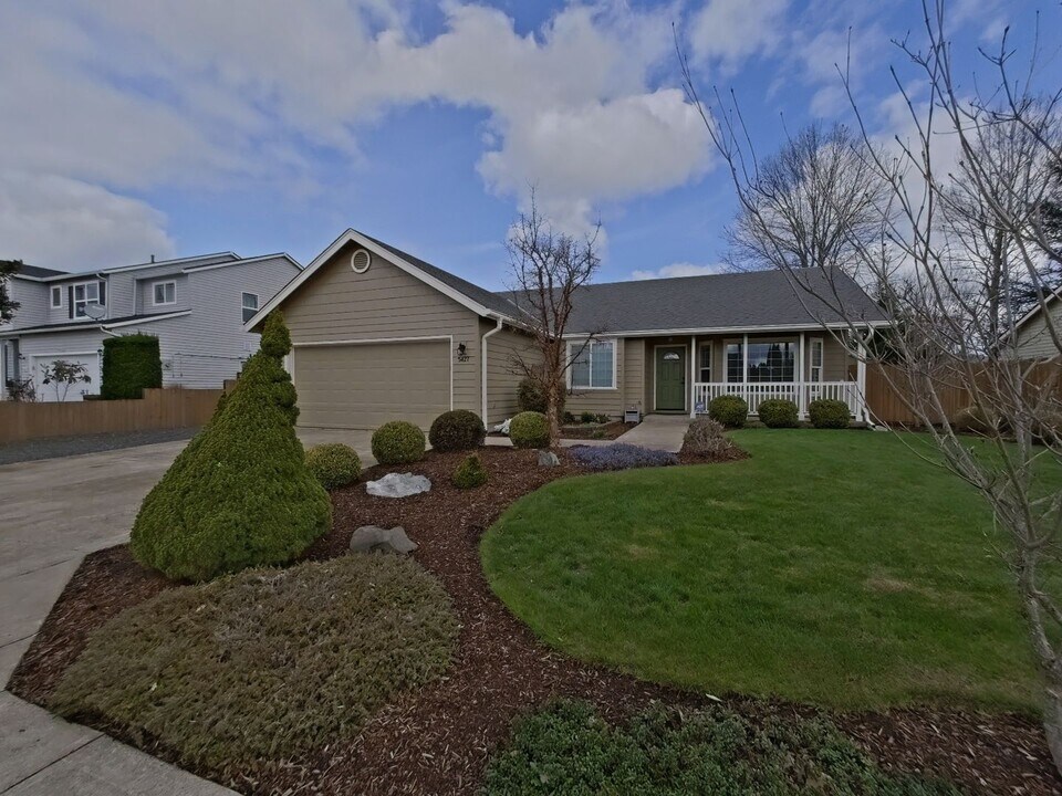 5427 Austin Way in Eugene, OR - Foto de edificio