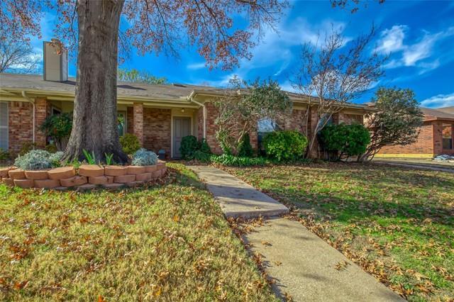1113 Oaklawn Ct in Bedford, TX - Building Photo