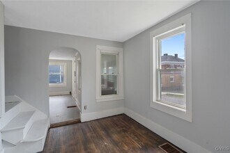 148 W Cayuga St in Oswego, NY - Building Photo - Building Photo