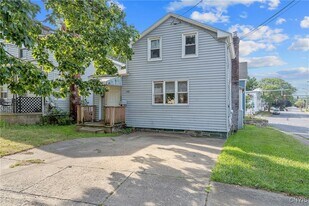 148 W Cayuga St in Oswego, NY - Building Photo