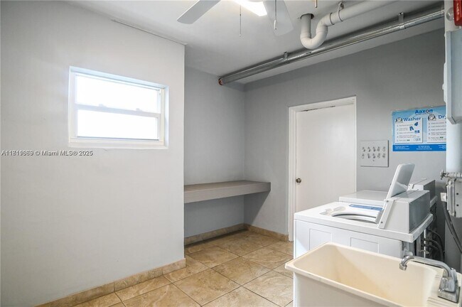 1425 Atlantic Shores Blvd in Hallandale Beach, FL - Building Photo - Building Photo