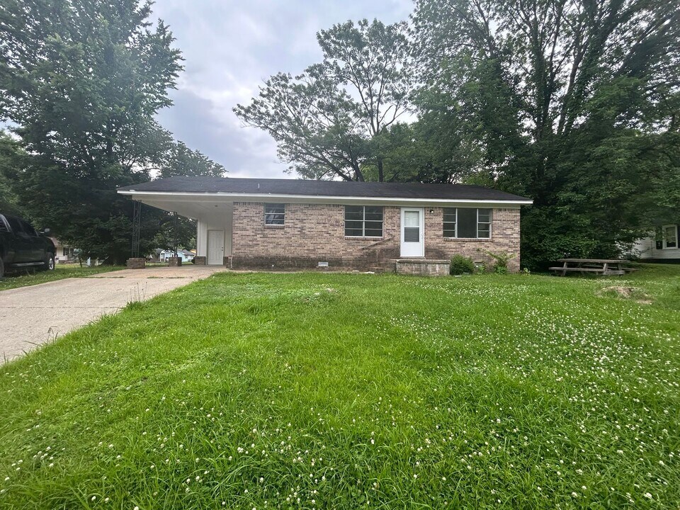 912 S Washington Ave in Brownsville, TN - Building Photo