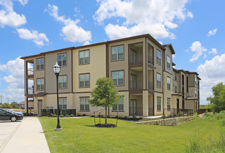 The Curve at Crescent Pointe in College Station, TX - Foto de edificio - Building Photo