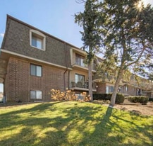 104 E Bailey Rd in Naperville, IL - Building Photo