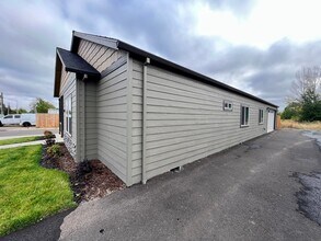 1729 Thomas Rd in Medford, OR - Building Photo - Building Photo