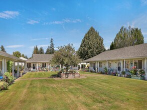 Highland Court Apartments in North Plains, OR - Building Photo - Building Photo