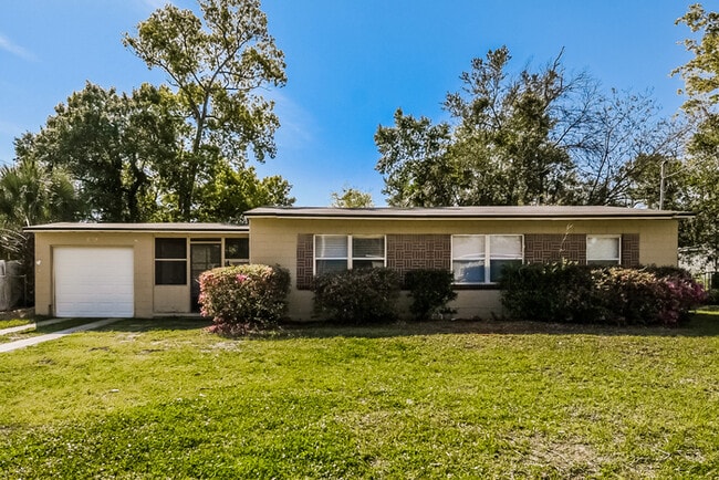 property at 7909 Caxton Cir W
