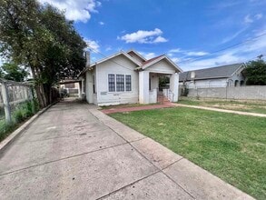 2016 Rosario St in Laredo, TX - Building Photo - Building Photo