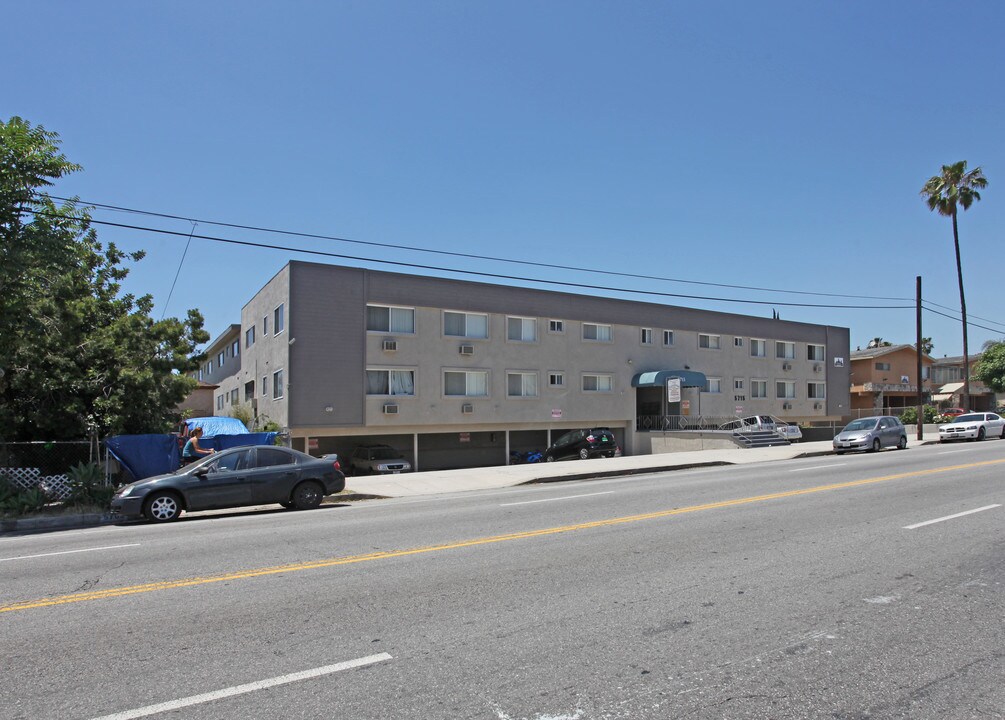 5715 Vineland Ave in North Hollywood, CA - Building Photo