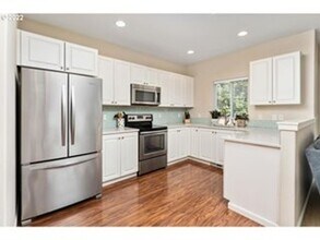 246 NE 57th Ave in Hillsboro, OR - Building Photo - Building Photo