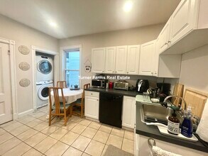 267 E Cottage St, Unit 3 in Boston, MA - Foto de edificio - Building Photo