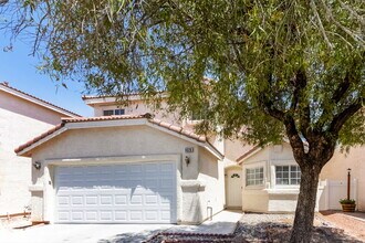 1026 Cliffbrook Hedge Ave in North Las Vegas, NV - Building Photo - Building Photo