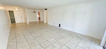 1670 NE 191st St in Miami, FL - Foto de edificio - Building Photo