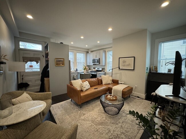 75 Kinnaird St, Unit 2