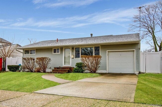 15 Janet Dr in Plainview, NY - Building Photo - Building Photo