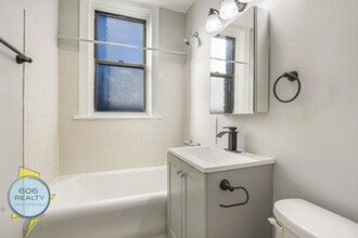 1026 E Hyde Park Blvd in Chicago, IL - Building Photo - Building Photo