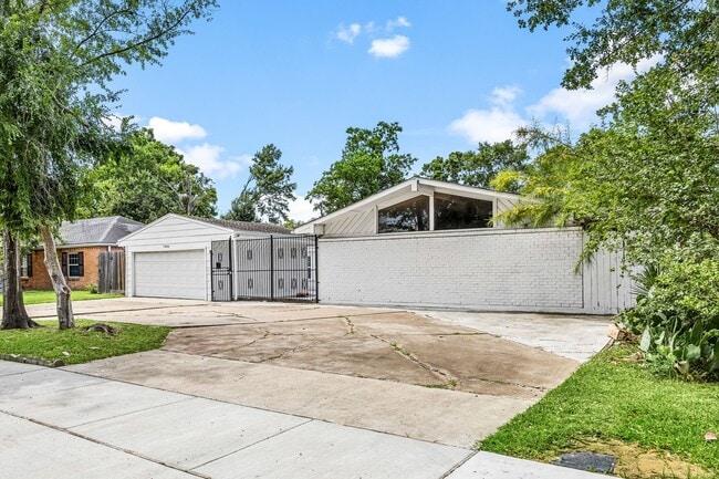 7606 Richmond Ave. in Houston, TX - Building Photo - Building Photo