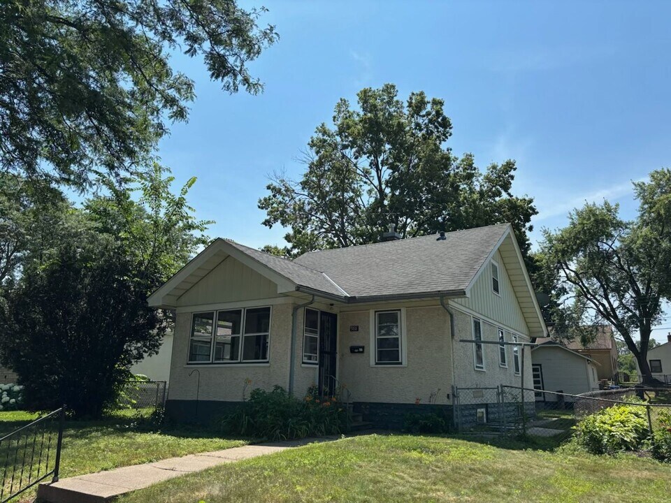 988 Central Ave W in St. Paul, MN - Building Photo