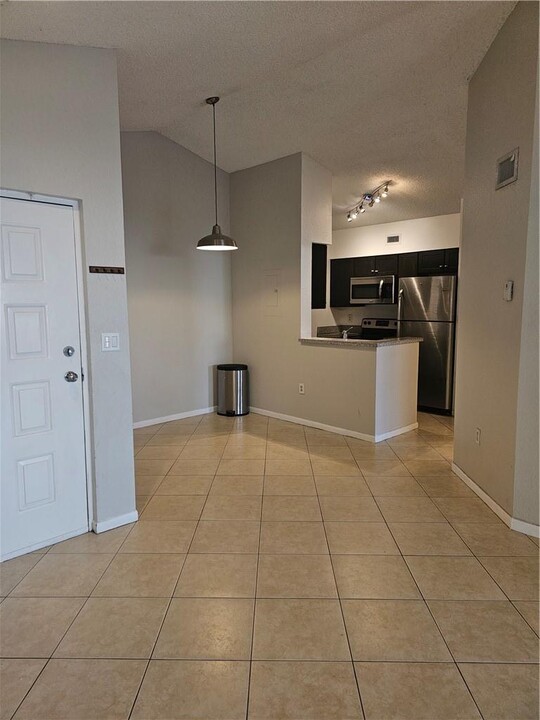 2841 N Oakland Forest Dr, Unit 204 in Oakland Park, FL - Building Photo