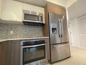 5252 NW 85th Ave in Doral, FL - Building Photo - Building Photo