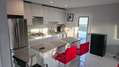 703 S Bel Aire Dr in Burbank, CA - Building Photo - Building Photo