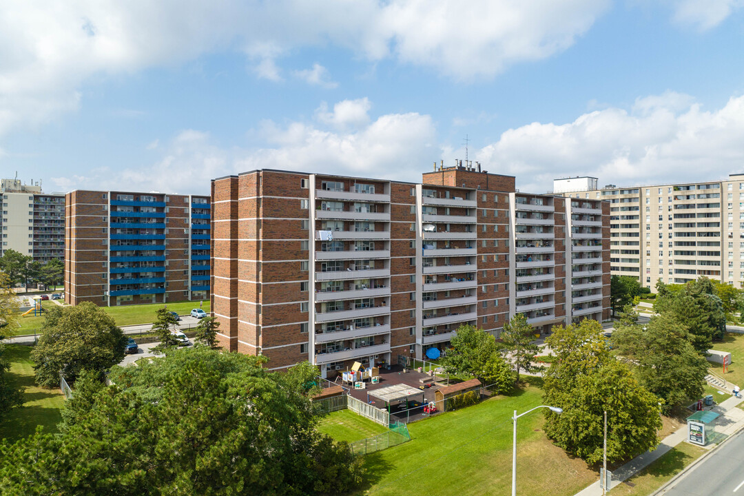 3 Glamorgan Ave in Toronto, ON - Building Photo