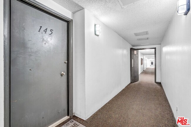 18620 Hatteras St in Los Angeles, CA - Building Photo - Building Photo