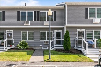 200 Post Rd in Warwick, RI - Building Photo - Building Photo