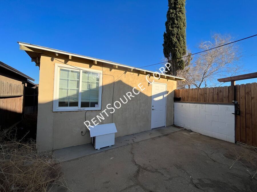 38728 17th St E in Palmdale, CA - Building Photo