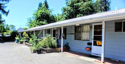 Garden Court Apartments in Hillsboro, OR - Building Photo - Building Photo