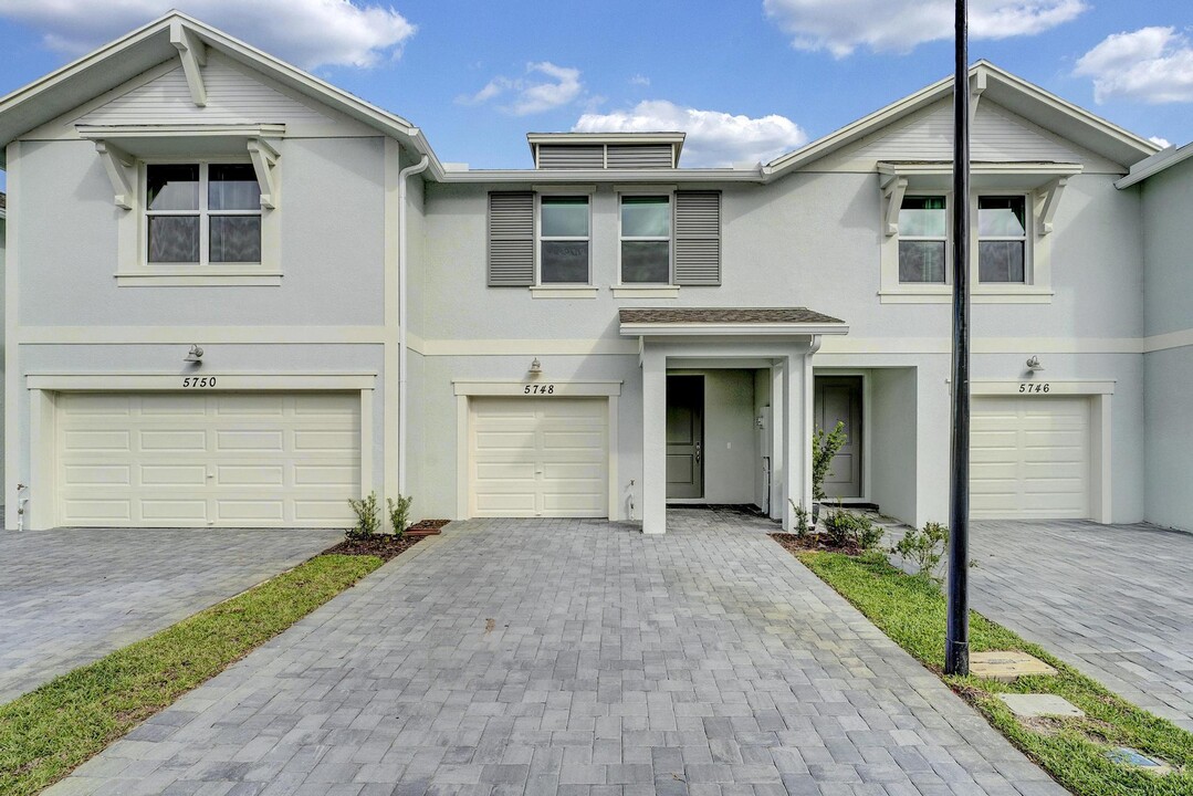 5748 SE Edgewater Cir in Stuart, FL - Building Photo