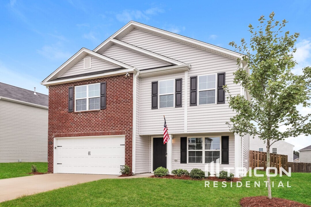 6858 Keeneland Dr in Whitsett, NC - Foto de edificio